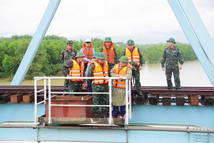 Trung tướng Hà Thọ Bình, Tư lệnh Quân khu 4 và lãnh đạo UBND tỉnh Quảng Trị kiểm tra sự cố tại cầu Mỹ Chánh.