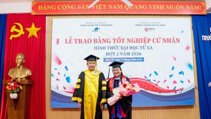 Trao bằng cho sinh viên tốt nghiệp loại Xuất sắc. (Ảnh: NT)