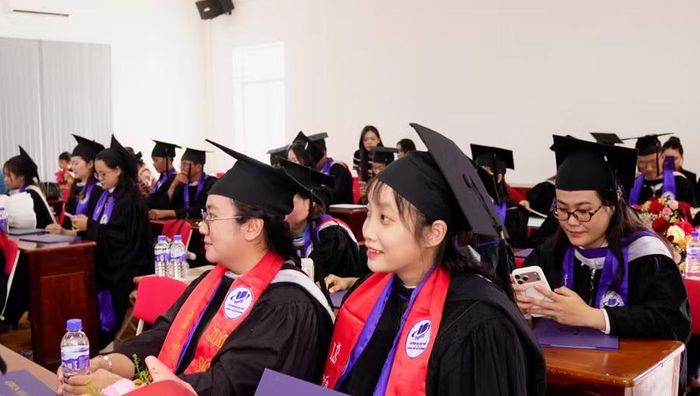 Các tân cử nhân tại buổi lễ. (Ảnh: NT)