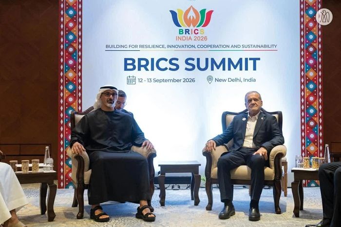 Tổng thống Iran Masoud Pezeshkian (phải) gặp gỡ Thái tử Abu Dhabi Sheikh Khaled bin Mohamed bin Zayed Al Nahyan của UAE bên lề Hội nghị thượng đỉnh BRICS lần thứ 18 được tổ chức tại New Delhi, Ấn Độ, ngày 12/9. (Nguồn: Anadolu)