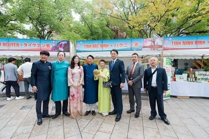 Các đại biểu Nhật Bản tham quan các gian hàng OCOP và giao lưu thân mật với đại diện các doanh nghiệp Việt Nam. (Nguồn: TLSQ Việt Nam tại Fukuoka)