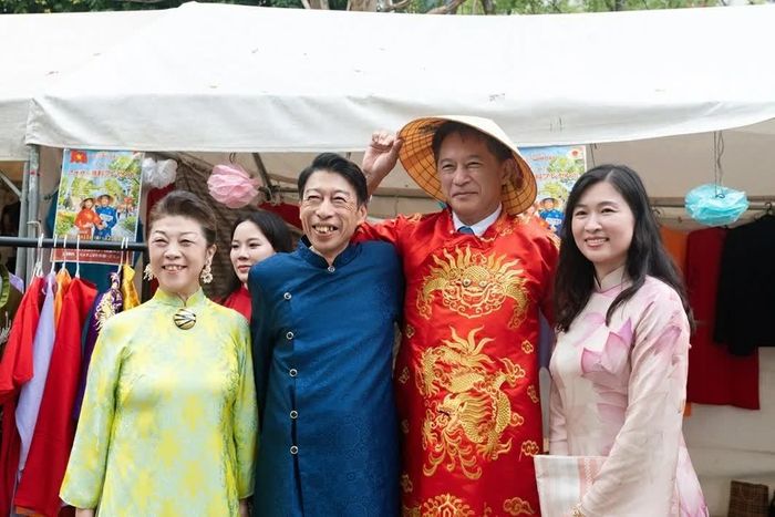 Bạn bè quốc tế trải nghiệm trang phục áo dài truyền thống. (Nguồn: TLSQ Việt Nam tại Fukuoka)