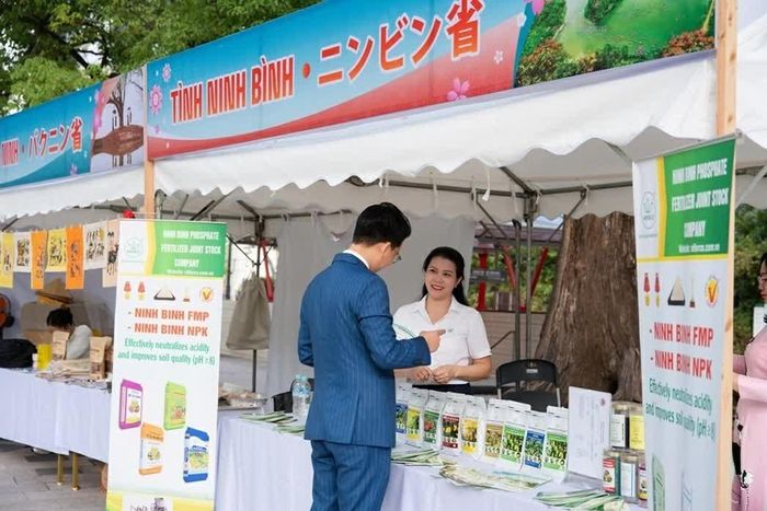 Du khách tìm hiểu các sản phẩm OCOP, nông sản chất lượng cao tại các gian hàng. (Nguồn: TLSQ Việt Nam tại Fukuoka)
