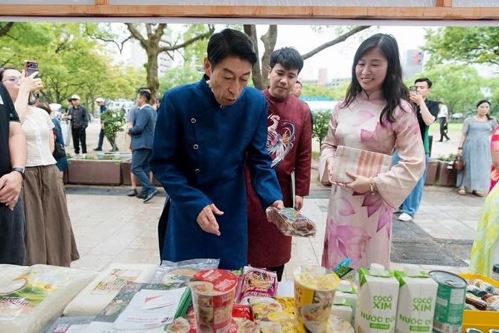 Tổng Lãnh sự Trịnh Thị Mai Phương giới thiệu với các quan khách Nhật Bản tham quan gian hàng OCOP và giao lưu với đại diện các doanh nghiệp Việt Nam. (Nguồn: TLSQ Việt Nam tại Fukuoka)