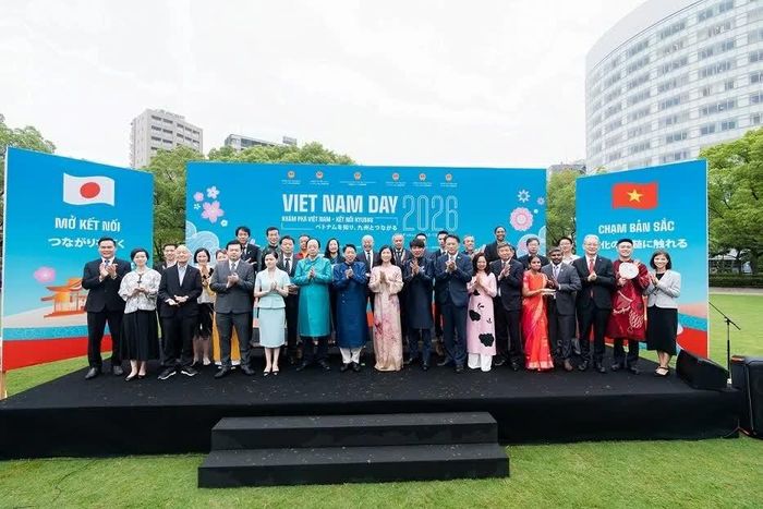 Các đại biểu, khách quý chụp ảnh lưu niệm. (Nguồn: TLSQ Việt Nam tại Fukuoka)