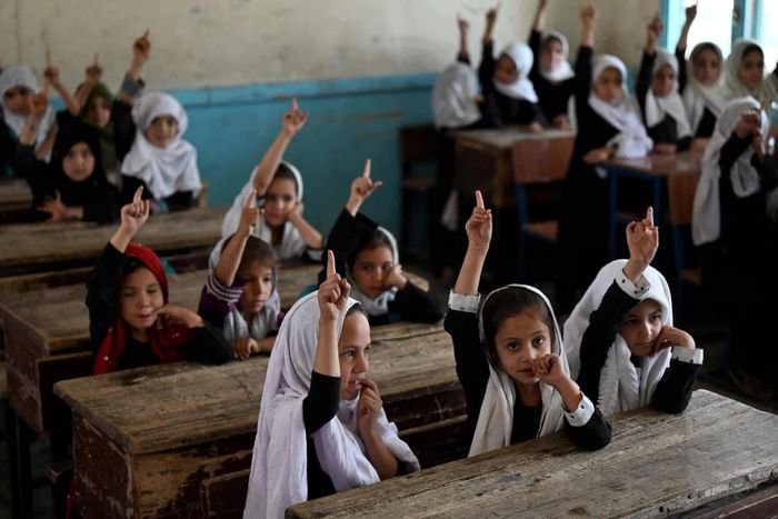  Các nữ sinh Afghanistan tham dự tiết học tại một trường tiểu học ở Kandahar trong ngày khai giảng năm học mới. Năm học mới tại Afghanistan bắt đầu trong bối cảnh cơ hội tiếp cận giáo dục của trẻ em gái tiếp tục bị thu hẹp. Theo UNESCO, khoảng 2,4 triệu trẻ em gái Afghanistan đang bị ngăn cản tiếp tục học trung học, tăng khoảng 200.000 em so với thống kê năm trước. Đây là hệ quả của chính sách hạn chế giáo dục nữ giới được chính quyền Taliban duy trì kể từ khi trở lại nắm quyền năm 2021. Afghanistan hiện là quốc gia duy nhất trên thế giới cấm trẻ em gái theo học trung học và phụ nữ học đại học. UNESCO cảnh báo số nữ sinh không được tiếp cận giáo dục trung học có thể tăng lên gần 4 triệu vào năm 2030 nếu chính sách này không được đảo ngược. Những hạn chế kéo dài đang đặt ra thách thức lớn đối với hệ thống giáo dục Afghanistan, đồng thời ảnh hưởng cơ hội học tập và tương lai của cả một thế hệ trẻ em gái. (Nguồn: Al Jazeera) 