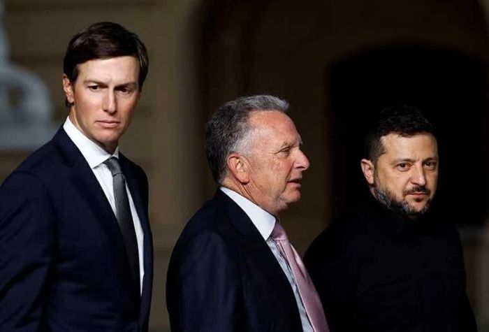  Đặc phái viên Mỹ Steve Witkoff (giữa) và Cố vấn cấp cao Nhà Trắng Jared Kushner (trái) tới Kiev, Ukraine, để gặp Tổng thống Volodymyr Zelensky về nỗ lực chấm dứt xung đột. Trước chuyến đi tới Kiev, hai đặc phái viên Mỹ đã có cuộc gặp với Tổng thống Nga Vladimir Putin tại Moscow. Theo Trợ lý Tổng thống Nga Yuri Ushakov, phía Mỹ đưa ra một số ý tưởng về các phương án giải quyết xung đột, song không công bố chi tiết nội dung cuộc trao đổi. Chuyến thăm Kiev lần này là lần đầu tiên hai đặc phái viên Witkoff và Kushner tới Ukraine kể từ khi xung đột bùng phát vào năm 2022. Washington đang nỗ lực thúc đẩy Nga và Ukraine nối lại đàm phán sau nhiều tháng chưa đạt được đột phá. Tổng thống Volodymyr Zelensky khẳng định, Ukraine sẵn sàng đối thoại và duy trì cách tiếp cận mang tính xây dựng. Bên cạnh đó, trong thời gian diễn ra các cuộc tiếp xúc ngoại giao, Nga và Ukraine cam kết tạm dừng các cuộc tấn công nhằm vào Moscow và Kiev trong ba ngày. (Nguồn: Re post) 