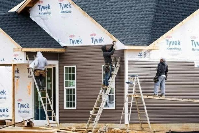 Công nhân lắp vách ngoài cho một căn nhà đang được xây dựng tại thành phố Trappe, bang Maryland (Mỹ), ngày 28/10/2022. (Nguồn: Getty Images)