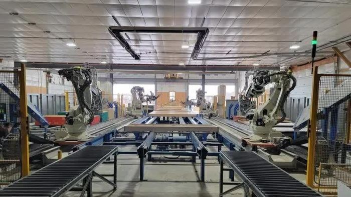 Robot công nghiệp tham gia lắp ráp khung nhà tại nhà máy Sekisui Heim ở Nhật Bản. (Nguồn: Kawasaki Robotics)