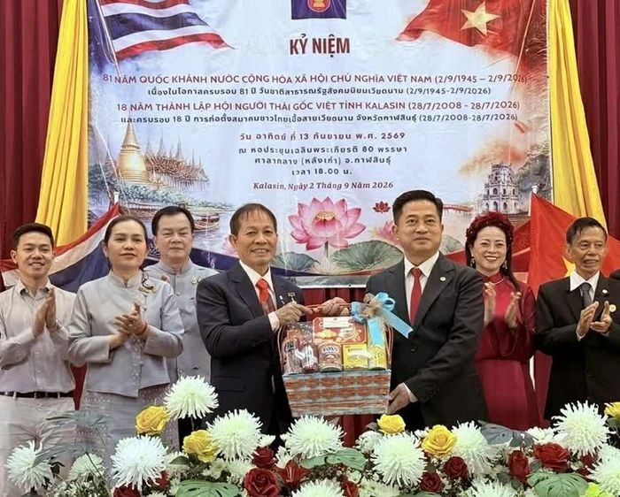 Tổng Lãnh sự Đinh Hoàng Linh tặng quà chúc mừng Hội người Thái gốc Việt tỉnh Kalasin. (Ảnh: Chu Văn)