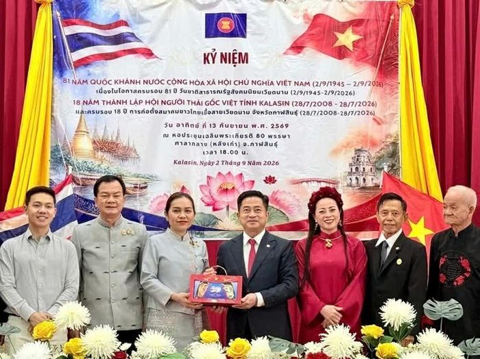 Tổng Lãnh sự Đinh Hoàng Linh trao tặng bà Thaphatrada Thaninjiranon, Phó Tỉnh trưởng tỉnh Kalasin quà kỷ niệm 50 năm quan hệ ngoại giao Việt Nam - Thái Lan. (Ảnh: Chu Văn)