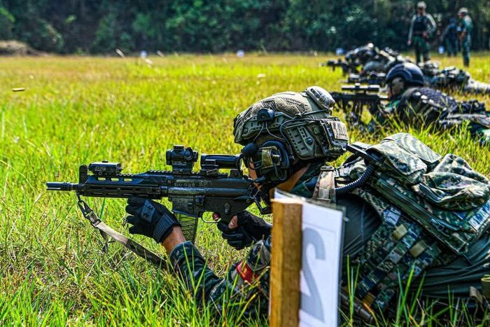 Thủy quân lục chiến Hàn Quốc tham gia diễn tập bắn súng sơ bộ trong khuôn khổ cuộc tập trận “Siêu lá chắn Garuda” tại Indonesia vào ngày 21/8. (Nguồn: Yonhap)