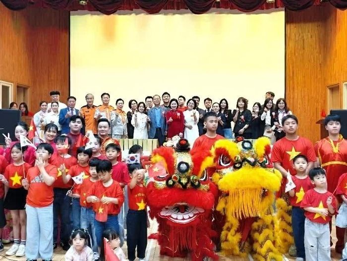 Các đại biểu và cộng đồng người Việt chụp ảnh lưu niệm. (Nguồn: TTXVN)