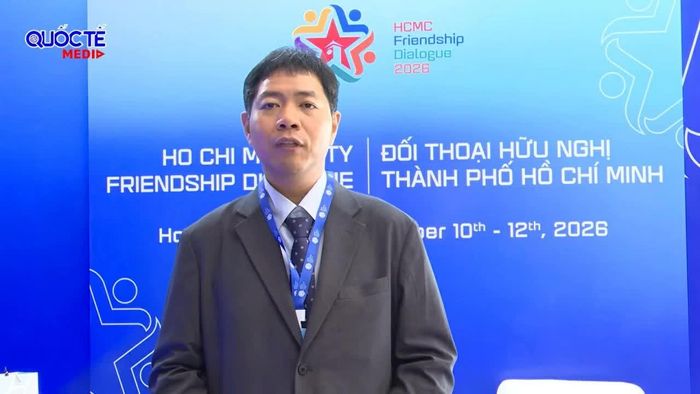 Giám đốc Chính quyền cảng Incheon (IPA) chi nhánh TP. Hồ Chí Minh Lee Duck Young chia sẻ kinh nghiệm xanh hóa cảng biển, quản lý dữ liệu phát thải và xây dựng hành lang vận tải biển xanh giữa Incheon - TP. Hồ Chí Minh. (Ảnh: Thành Long)
