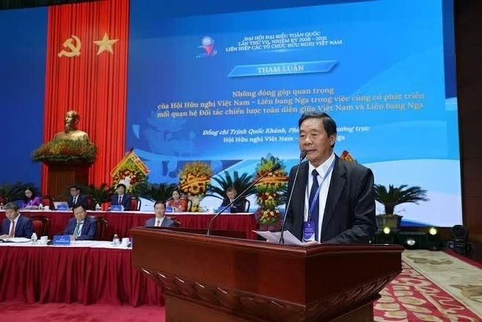 Ông Trịnh Quốc Khánh, Phó Chủ tịch thường trực Hội hữu nghị Việt Nam - Liên bang Nga trình bày tham luận với chủ đề “Bài học kinh nghiệm về phương thức chuyển đổi hoạt động đối ngoại nhân dân từ diện sang điểm, phát triển chiều sâu”. (Ảnh: Đinh Hòa)