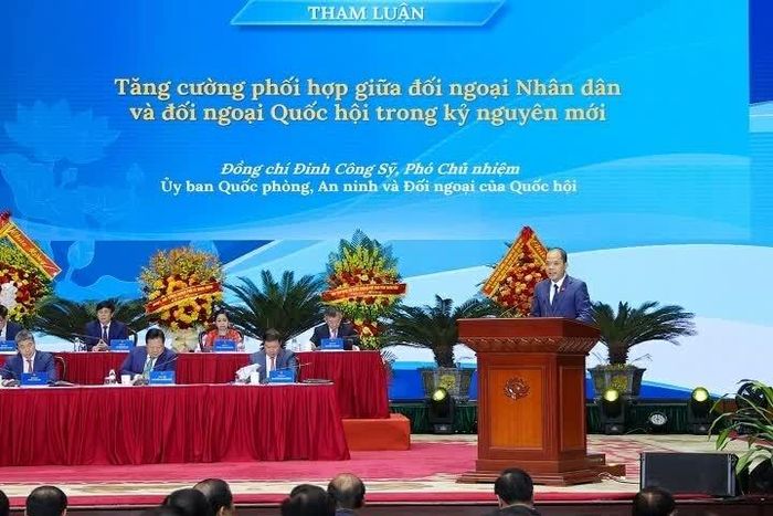 Ông Đinh Công Sỹ, Phó Chủ nhiệm Uỷ ban Quốc phòng, An ninh và Đối ngoại của Quốc hội, Tổng Thư ký Tổ chức Nghị sĩ Hữu nghị Việt Nam của Quốc hội Khóa XVI phát biểu tham luận với chủ đề “Phối hợp, phát huy vai trò cầu nối của đối ngoại nhân dân với hoạt động đối ngoại của Quốc hội”. (Ảnh: Đinh Hòa)