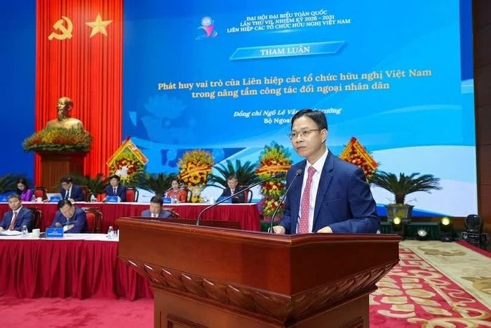 Ông Ngô Lê Văn, Thứ trưởng Bộ Ngoại giao trình bày tham luận với chủ đề “Phát huy vai trò của Liên hiệp các tổ chức hữu nghị Việt Nam trong nâng tầm công tác đối ngoại nhân dân". (Ảnh: Đinh Hòa)