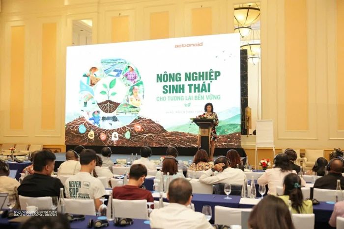 Phát biểu bế mạc, bà Hoàng Phương Thảo, Trưởng Đại diện ActionAid Quốc tế tại Việt Nam nhấn mạnh vai trò chủ thể của người nông dân và tầm quan trọng của hợp tác Nam - Nam trong chuyển đổi nông nghiệp. (Ảnh: ActionAid Quốc tế tại Việt Nam)