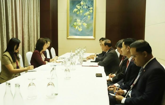 Thứ trưởng Nguyễn Thị Hoàng Vân làm việc với Bộ trưởng cao cấp, Phó Chủ tịch thứ nhất Cơ quan Hành động bom mìn và Hỗ trợ nạn nhân Campuchia (CMAA) Ly Thuch. (Ảnh: Bảo Chi)