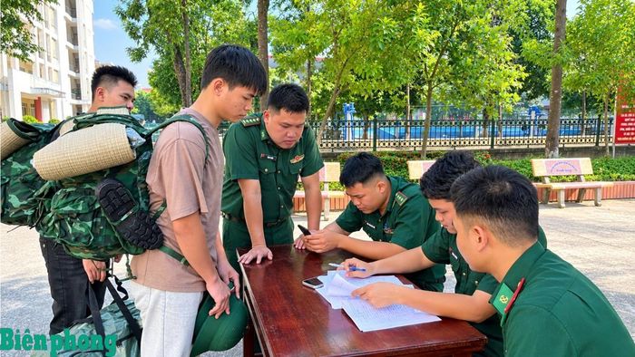 Cán bộ Đồn Biên phòng Bản Lầu đồng hành, hỗ trợ học viên Phàn Chẩn Phong hoàn tất thủ tục nhập học tại Học viện Biên phòng. Ảnh: Trung Dũng