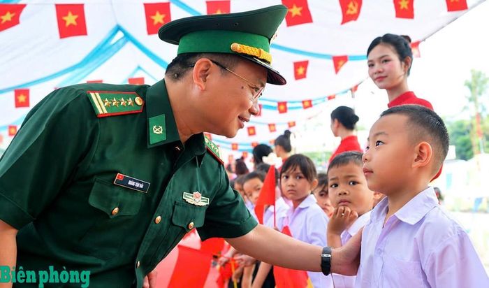 Lãnh đạo Ban Chỉ huy Bộ đội Biên phòng tỉnh Gia Lai thăm hỏi, động viên học sinh trong ngày khai giảng năm học 2026-2027 tại Trường Phổ thông nội trú Tiểu học và Trung học cơ sở Ia Púch. Ảnh: Thanh Bình