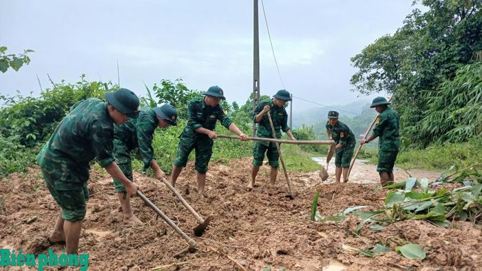 Đồn Biên phòng Ba Nang huy động lực lượng và dụng cụ sẵn có triển khai để khắc phục các điểm sạt lở. Ảnh: Đình Tiến