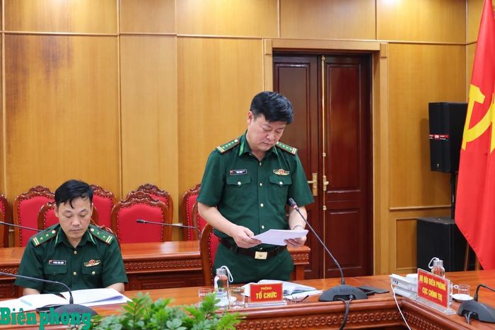 Đại tá Bùi Văn Hà, Trưởng phòng Tổ chức, Cục Chính trị Bộ đội Biên phòng trình bày báo cáo kết quả triển khai nhiệm vụ số hoá, tạo lập hồ sơ đảng viên điện tử trong Đảng bộ Bộ đội Biên phòng tại hội nghị. Ảnh: Trang Trần
