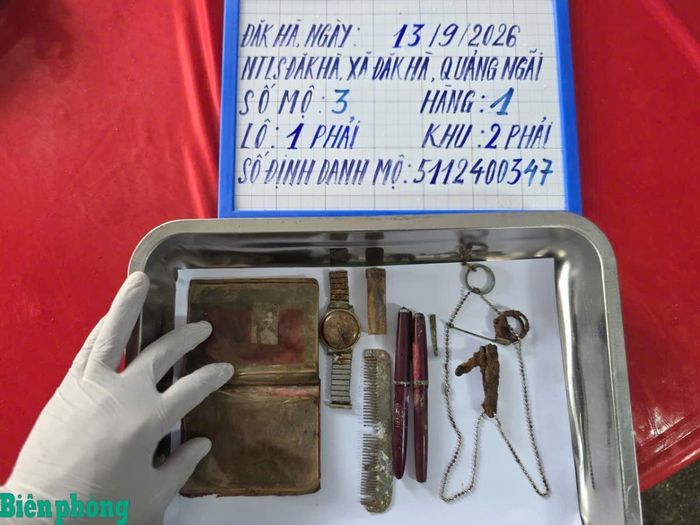 Các di vật được phát hiện tại mộ số 3, hàng 1, lô 1 phải, khu 2, Nghĩa trang Liệt sĩ Đăk Hà. Ảnh: Thạnh Đoàn