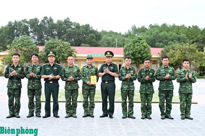 Lãnh đạo Ban Chỉ huy Bộ đội Biên phòng thành phố Huế tặng quà, động viên đội tuyển. Ảnh: Võ Tiến