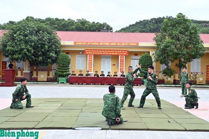 Đội tuyển thực hành nội dung phân thế võ thể dục bài 2. Ảnh: Võ Tiến
