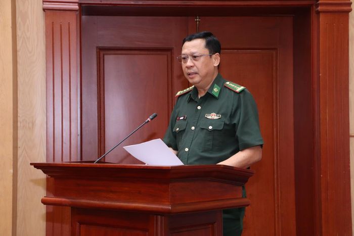 Đại tá Cà Văn Lập, Phó Chủ nhiệm Chính trị Bộ đội Biên phòng thông qua báo cáo. Ảnh: Chiến Khu