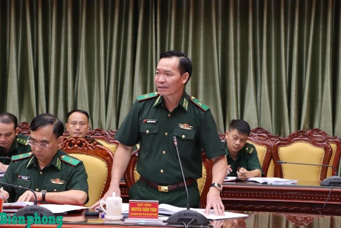 Thiếu tướng Nguyễn Xuân Toàn, Ủy viên Ban Thường vụ Đảng ủy, Chủ nhiệm Chính trị Bộ đội Biên phòng phát biểu tại hội nghị. Ảnh: Chiến Khu