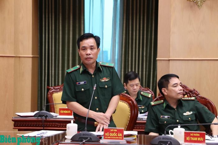 Thiếu tướng Vũ Quốc Ân, Ủy viên Ban Thường vụ Đảng ủy, Phó Chính ủy Bộ đội Biên phòng phát biểu tại hội nghị. Ảnh: Tuấn Kiệt