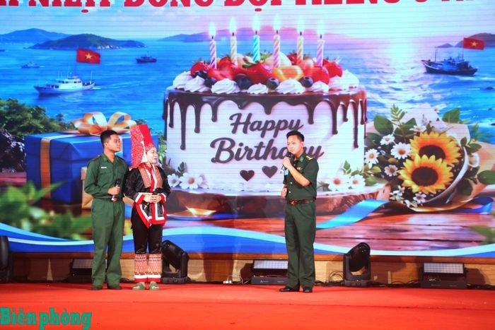 Tình huống mẹ một chiến sĩ xuất hiện thể hiện tình cảm gia đình và nối liền với truyền thống của đơn vị gây xúc động mạnh mẽ đối với người xem. Ảnh: TK