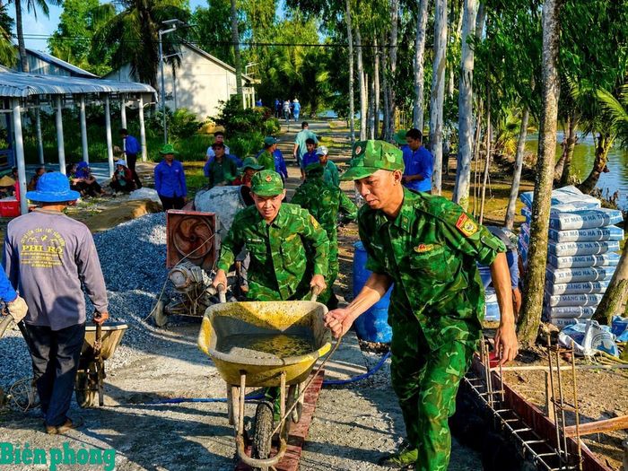 Cán bộ, chiến sĩ Đồn Biên phòng Xẻo Nhàu, Bộ đội Biên phòng tỉnh An Giang phối hợp với các lực lượng và nhân dân địa phương hỗ trợ thi công 5 cầu dân sinh tại xã Vân Khánh, tỉnh An Giang. Ảnh: Hồ Hồng