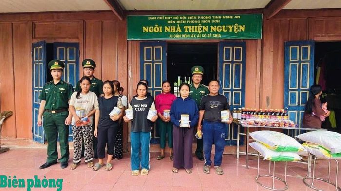 Đồn Biên phòng Môn Sơn, Bộ đội Biên phòng tỉnh Nghệ An thực hiện mô hình “Ngôi nhà thiện nguyện”, trao quà cho hộ nghèo ở các bản Búng, Cò Phạt, xã Môn Sơn, tỉnh Nghệ An. Ảnh: Hải Thượng
