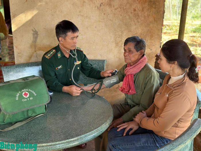 Cán bộ quân y Đồn Biên phòng cửa khẩu quốc tế Lệ Thanh, Bộ đội Biên phòng tỉnh Gia Lai khám, chữa bệnh, cấp thuốc miễn phí cho đồng bào các dân tộc trên địa bàn. Ảnh: Kim Nga