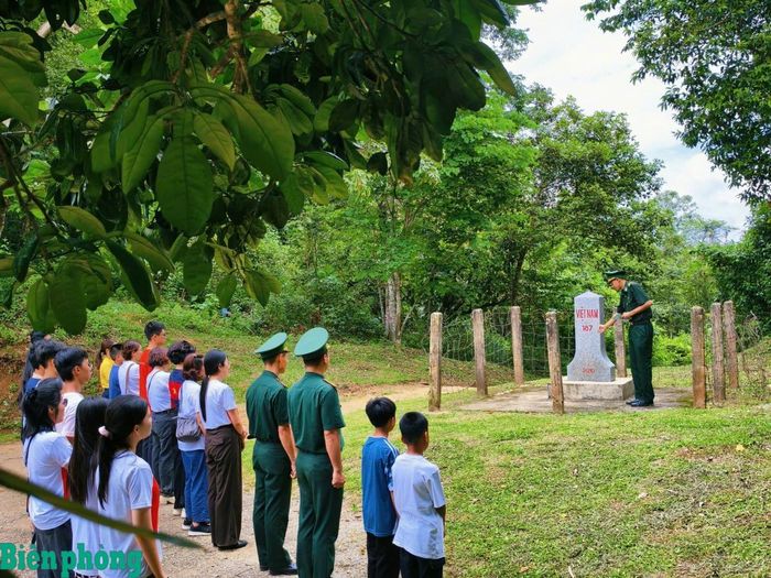 Đồn Biên phòng Mường Lạn, Bộ đội Biên phòng tỉnh Sơn La phối hợp với Câu lạc bộ Love and Share (Hà Nội) tổ chức Chương trình “Hướng tới vùng biên cương 2026” tại bản Pá Kạch, xã Mường Lạn, tỉnh Sơn La. Ảnh: Quàng Hùng