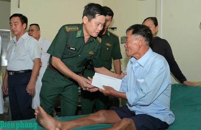 Đại tá Hoàng Văn Mẫn tặng quà ngư dân tàu cá QNa-90859-TS. Ảnh: Trúc Hà
