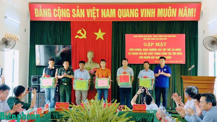 Đồn Biên phòng Tam Quan Nam tặng quà cho ngư dân. Ảnh: Công Cường