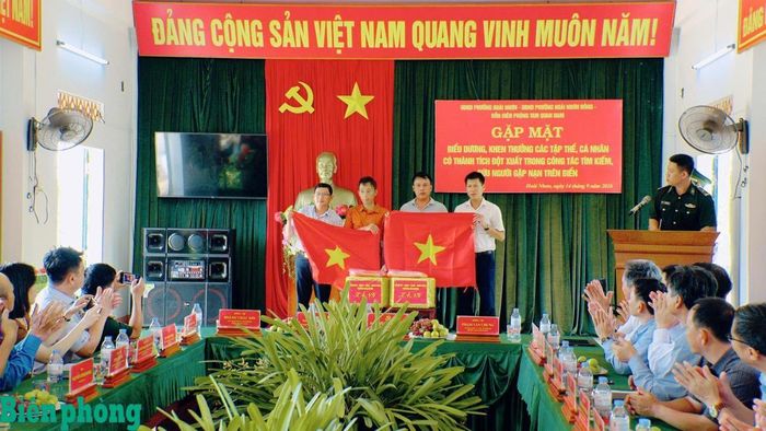 Lãnh đạo Ủy ban nhân dân phường Hoài Nhơn trao tặng cờ Tổ quốc và tặng quà cho ngư dân. Ảnh: Công Cường