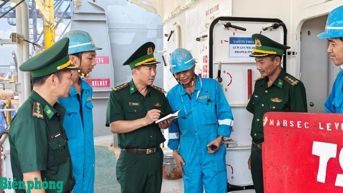 Cán bộ Trạm Biên phòng cửa khẩu cảng Hòn Gai tuyên truyền, phổ biến pháp luật, vận động thuyền viên chấp hành nghiêm các quy định về an ninh, trật tự tại khu vực cửa khẩu cảng. Ảnh: Thanh Xuân