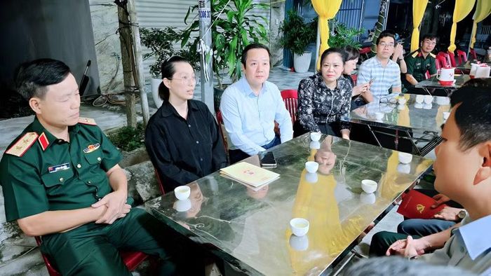 Lãnh đạo tỉnh Hưng Yên và Quân khu 3 thăm hỏi, động viên, chia buồn với gia đình Thiếu tá Trần Văn Tùng. Ảnh: vuthu.hungyen.gov.vn