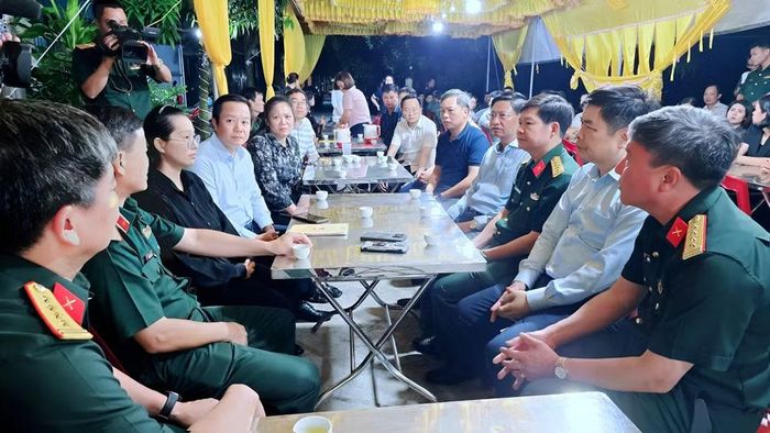 Lãnh đạo tỉnh Hưng Yên và Quân khu 3 thăm hỏi, động viên, chia buồn với gia đình Thiếu tá Trần Văn Tùng. Ảnh: vuthu.hungyen.gov.vn