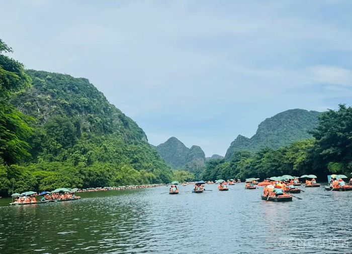 Du khách tham quan Quần thể danh thắng Tràng An, Ninh Bình