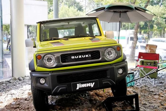 Suzuki Jimny hiện vẫn còn tồn một số xe sản xuất từ năm 2024. Ảnh: TGPT