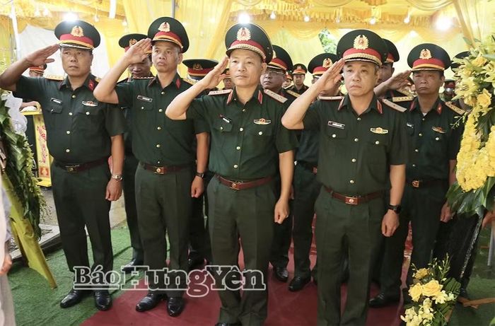Đoàn công tác Bộ Tư lệnh Quân khu 3 mặc niệm Trung tá Trần Văn Tùng. Ảnh: Báo Hưng Yên