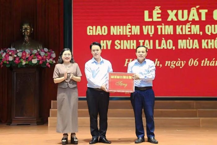 Bà Nguyễn Thị Nguyệt - Phó Chủ tịch UBND tỉnh, Trưởng ban Chỉ đạo 515 tỉnh Hà Tĩnh tặng quà, động viên Đội Quy tập trước khi lên đường làm nhiệm vụ. Ảnh: PC
