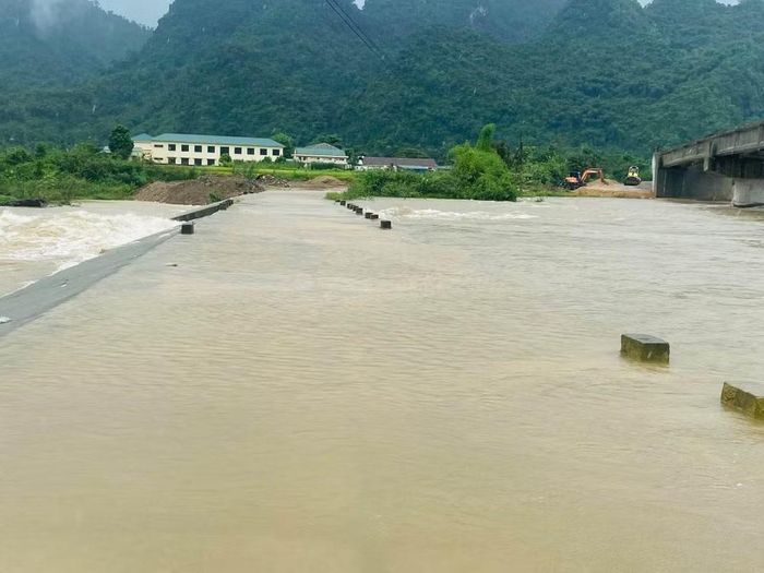 Nước tràn ở các sông tại Nghệ An. Ảnh: Quân sự xã Môn Sơn