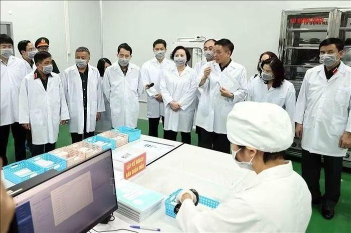 Bí thư Trung ương Đảng, Phó Thủ tướng Phạm Thị Thanh Trà kiểm tra một số quy trình trong Chiến dịch 500 ngày đêm tại Viện Pháp y Quân đội (Cục Quân y, Bộ Quốc phòng). Ảnh: TTXVN